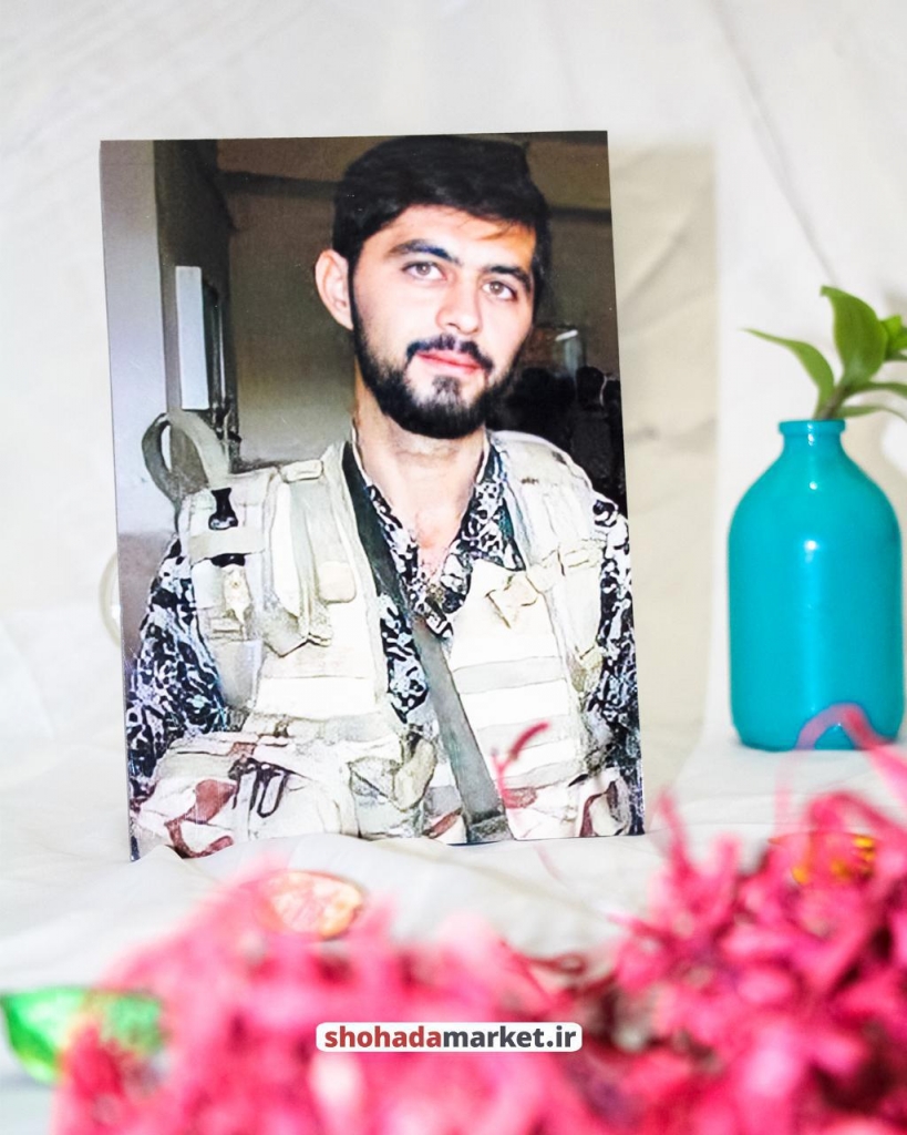 قاب عکس تخته شاسی با تصویر شهید مدافع حرم حمید سیاهکالی مرادی – یادت باشه