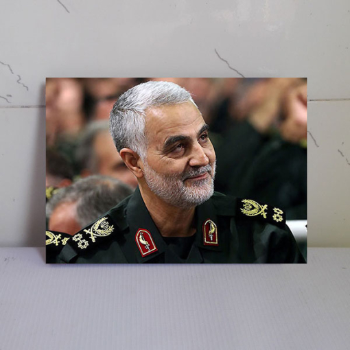 قاب شاسی شهید سردار حاج قاسم سلیمانی با لباس نظامی و لبخند