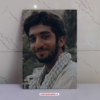قاب شاسی شهید محسن حججی با چفیه بسیجی