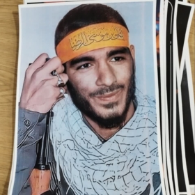 قیمت و خرید پوستر باکیفیت شهید محمد هادی ذوالفقاری با سربند یاعلی ابن موسی الرضا(ع)