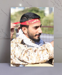 قاب شاسی شهید مصطفی صدرزاده در حال بستن سربند