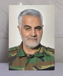 قاب شاسی شهید حاج قاسم سلیمانی با لباس بسیجی