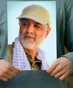 پوستر باکیفیت شهید حاج قاسم سلیمانی با کلاه و شال بسیجی جنس گلاسه