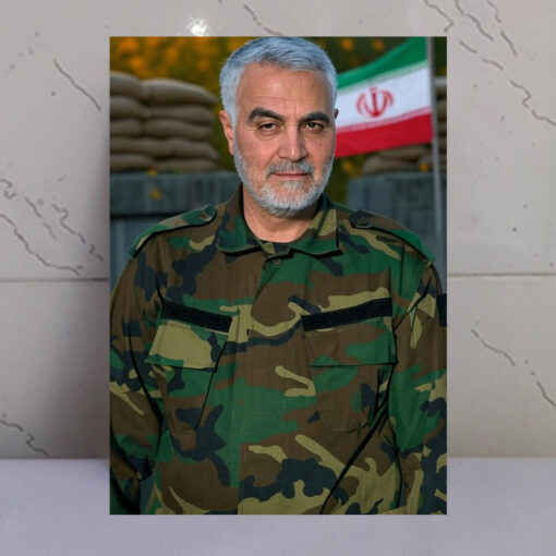 قاب شاسی شهید حاج قاسم سلیمانی با سنگر و پرچم ایران
