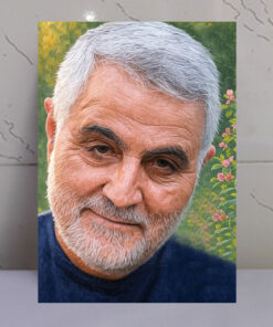 قاب شاسی شهید حاج قاسم سلیمانی در دشتی پر از گل