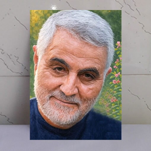 قاب شاسی شهید حاج قاسم سلیمانی در دشتی پر از گل