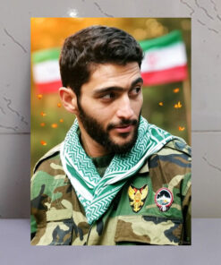 قاب شاسی شهید محمودرضا بیضایی با زمینه پرچم ایران