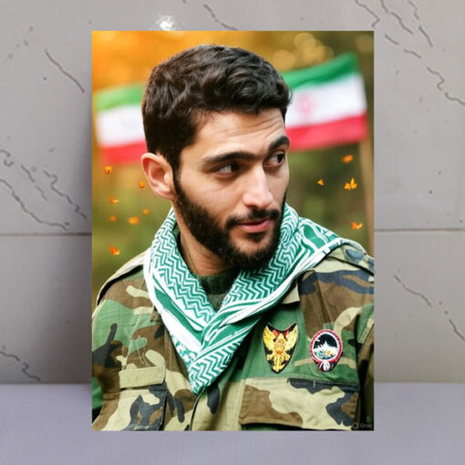 قاب شاسی شهید محمودرضا بیضایی با زمینه پرچم ایران