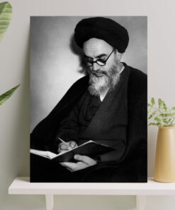 قاب شاسی امام خمینی در حال مطالعه