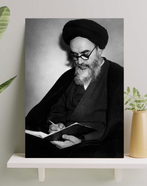 قاب شاسی امام خمینی در حال مطالعه