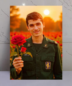 قاب شاسی شهید عباس دانشگر با شاخه گل
