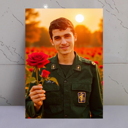 قاب شاسی شهید عباس دانشگر با شاخه گل