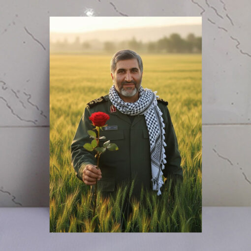 قاب شاسی شهید حاج احمد کاظمی با شاخه گل