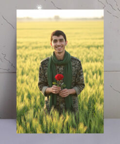 قاب شاسی شهید عباس دانشگر با شاخه گل