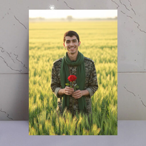 قاب شاسی شهید عباس دانشگر با شاخه گل