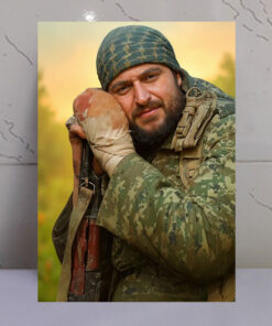 قاب شاسی شهید نوید صفری باکیفیت عالی/تکیه بر سلاح