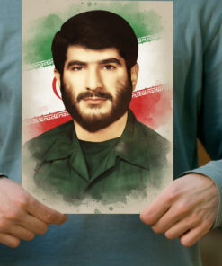 پوستر شهید سید مجتبی علمدار با پس زمینه پرچم ایران