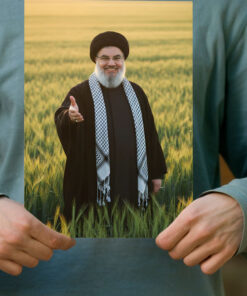 پوستر شهید سیّد حسن نصرالله در میان گندم زار