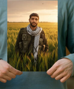 پوستر شهید محمودرضا بیضایی در میان گندم زار