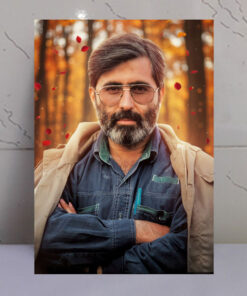 قاب شاسی شهید آوینی با زمینه جنگل