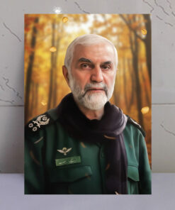 قاب شاسی شید سردار حاج حسین همدانی با زمینه جنگل قاب شاسی شید سردار حاج حسین همدانی با زمینه جنگل