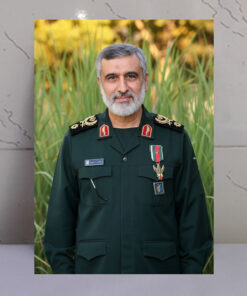 قاب شاسی شهید حاجی زاده با زمینه دشت سرسبز قاب شاسی شهید حاجی زاده با زمینه دشت سرسبز