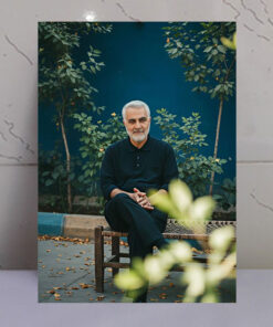 قاب شاسی شهید حاج قاسم سلیمانی در باغ