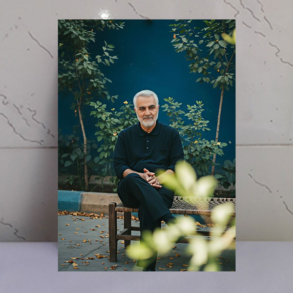 قاب شاسی شهید حاج قاسم سلیمانی در باغ