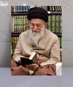 قاب شاسی شهید خامنه ای در حال قرآن خواندن