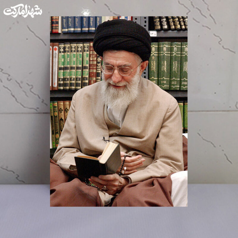 قاب شاسی شهید خامنه ای در حال قرآن خواندن