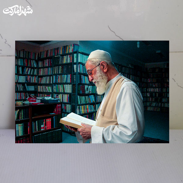 قاب شاسی شهید خامنه ای در کتابخانه شخصی قاب شاسی شهید خامنه ای در کتابخانه شخصی