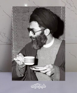 قاب شاسی شهید خامنه ای با فنجان چای