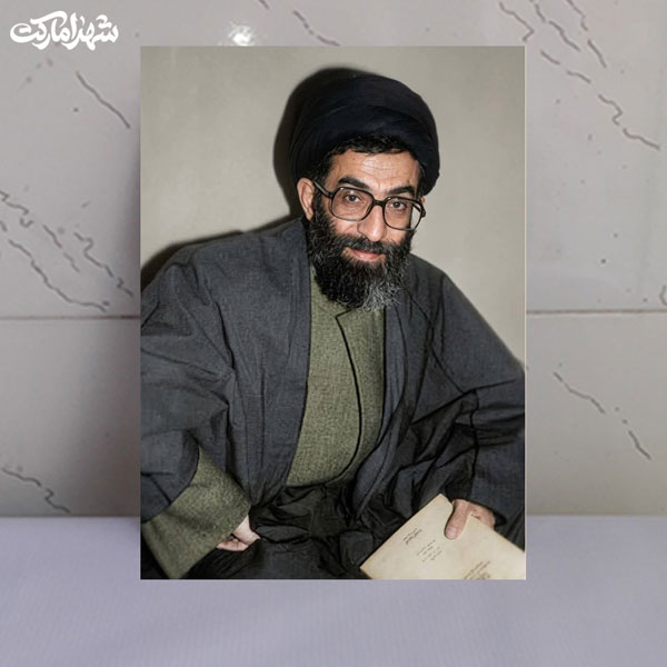قاب شاسی تصویر رهبر شهید نشسته پای کتاب قاب شاسی تصویر رهبر شهید نشسته پای کتاب