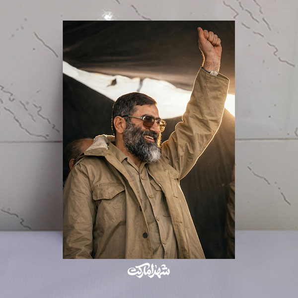قاب شاسی رهبر شهید با مشت گره کرده و لبخند قاب شاسی رهبر شهید با مشت گره کرده و لبخند